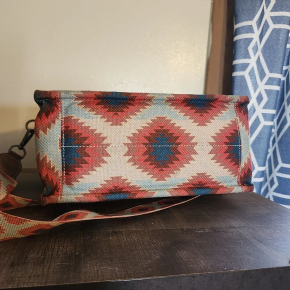 Wrangler Women's Tote Bag with Aztec Design - Brown and Blue - Picture 3 of 4